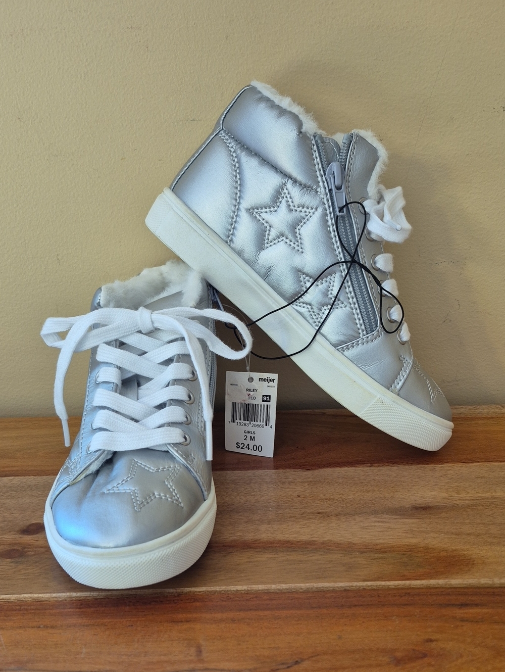 NWT Girls Falls Creek Silver Star High-Top Sneakers with Faux Fur Lining - Sz.2